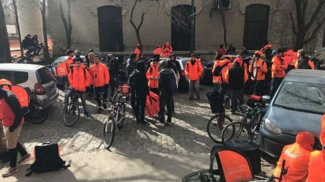 Repartidores. Los ciclistas de Rappi reunidos en la calle.