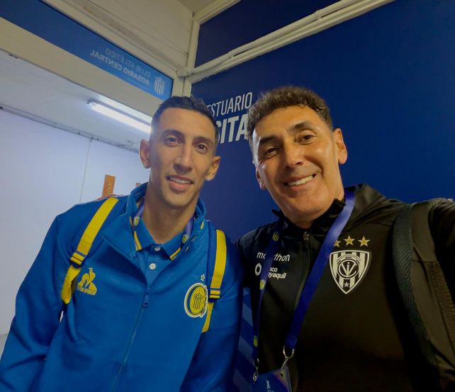 Después de más de 20 años, Gustavo Flores se encontró con Fidel Di María y la foto no podía faltar.