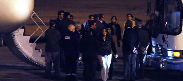 El Fokker llegó a Fisherton y los gendarmes fueron recibidos por la inendenta Mónica Fein y otras autoridades.