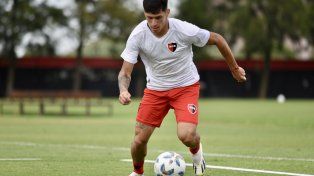 Arranca Brian. Aguirre realiza un ejercicio con pelota en la pretemporada en Bella Vista. Newell’s lo necesita afilado.