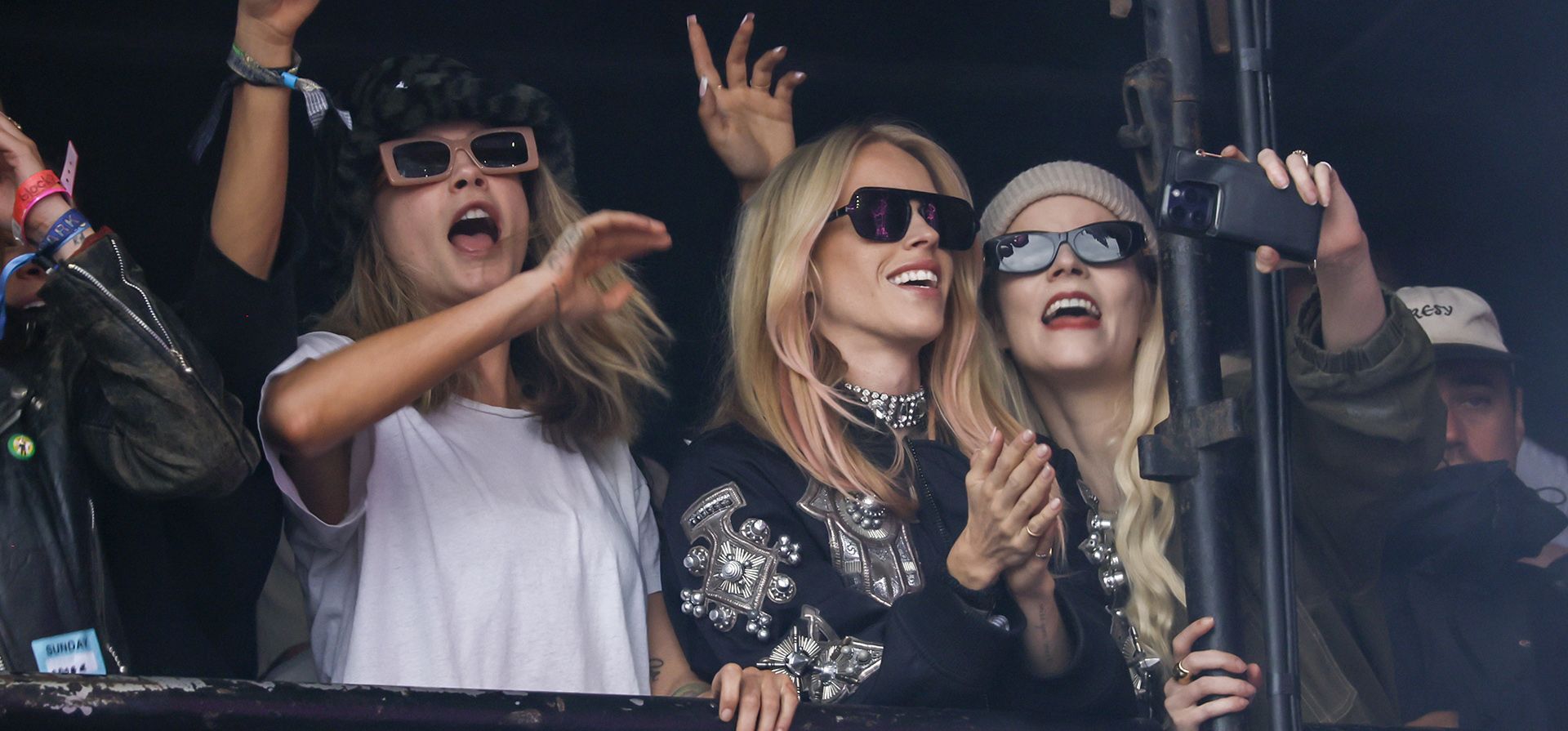 Cara Delevingne, de izquierda a derecha, Lady Mary Charteris y Anya Taylor-Joy asisten a la actuación de Avril Lavigne durante el Festival de Glastonbury en Worthy Farm, Somerset, Inglaterra, el domingo 30 de junio de 2024. (Joel C Ryan/Invision/AP)