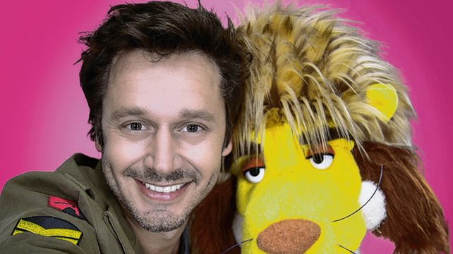 Benjamín Vicuña. El actor chileno junto a un personaje del envío.