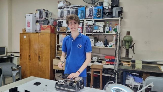 Tomás Sylwan en el taller de reparación electrodomésticos.