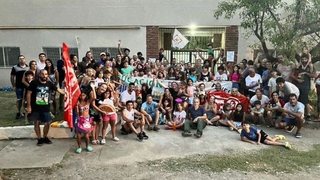 La comunidad educativa de la escuela secundaria Nº 727 reclama la construcción del nuevo edificio.