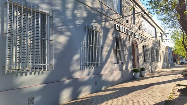 Un colegio de Villa Cañás se prepara para recibir a la primera docente con IA de Latinoamérica