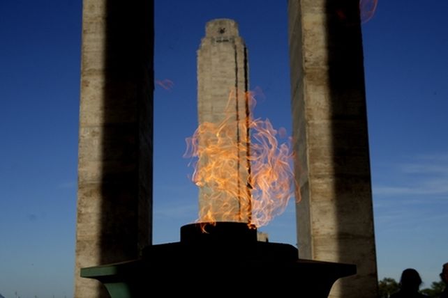 Volvió el fuego al propileo del Monumento a la Bandera.&nbsp;