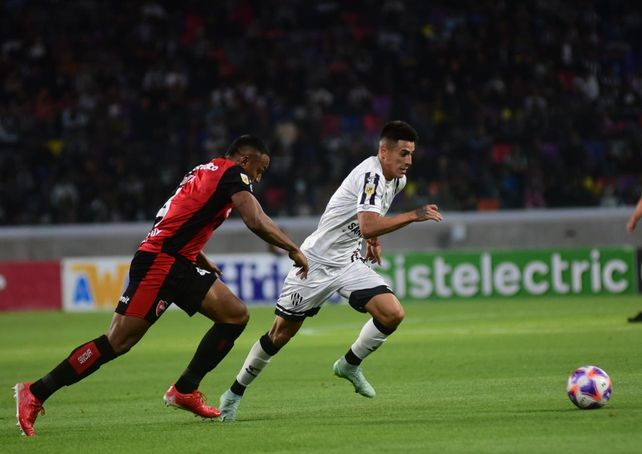 Newells brilló en Santiago, ganó 3 a 0 y está muy cerca de la Sudamericana