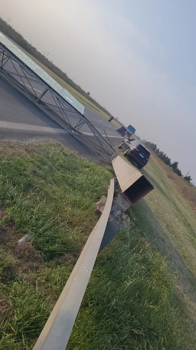 Se desplomó un enorme cartel de señalización vial sobre la autopista a Santa Fe