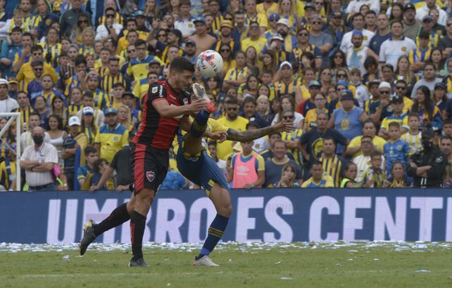 Juanchón García mete la cabeza pese a la pierna alta de un rival. El nueve&nbsp;hizo el gol de la victoria.