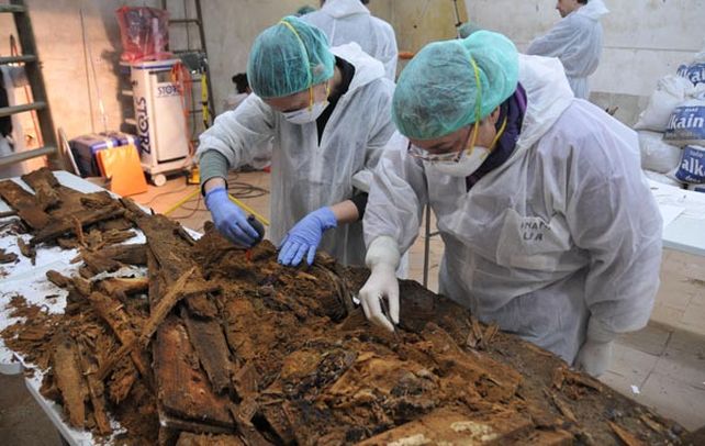 Tarea. Los investigadores en pleno análisis de los despojos hallados en la cripta del convento de las Trinitarias.