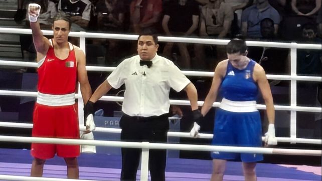 La boxeadora argelina Imane Khelif (de vestimenta roja) quien se impuso en su primer combate en los Juegos Olímpicos de Paríscontra la italiana Angela Carini (de azul).