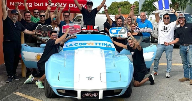 La locura por Messi lo llevó a plotear su automóvil Corvette en Miami