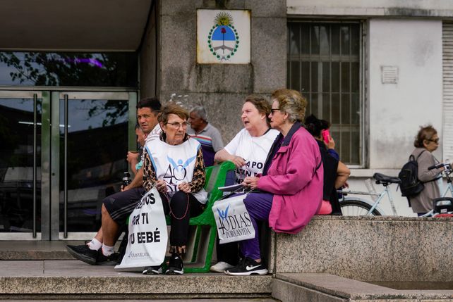 Mujeres rezan por el fin del aborto en la puerta del Hospital Eva Perón. Foto: Celina Mutti Lovera