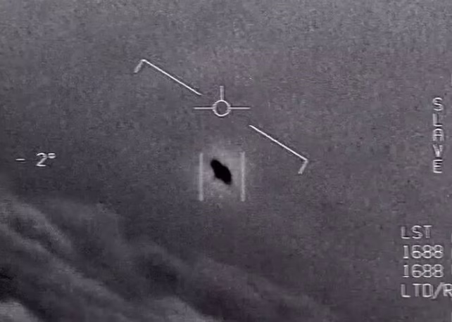 Imagen de un video del Departamento de Defensa de 2015, con un objeto elevándose a través de las nubes.