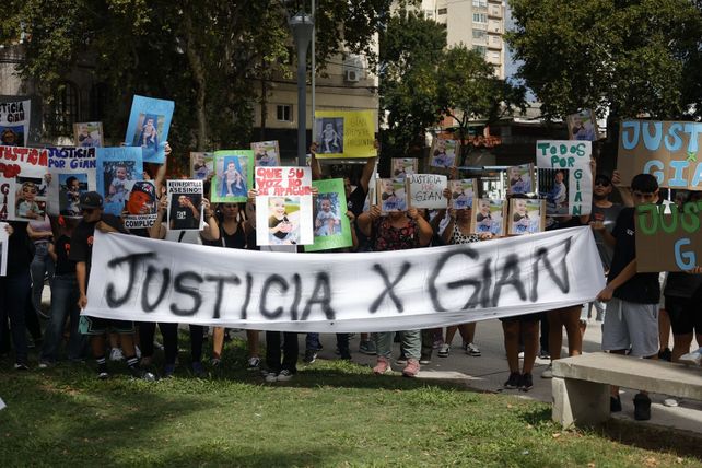 Vecinos y allegados a la familia de Gian se manifestaron antes de la audiencia frente al Centro de Justicia Penal