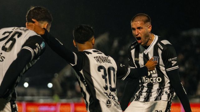 Agustín Módica festeja con todo su último gol para Gimnasia de Mendoza. El ex-Central es fan de Ángel Di María.