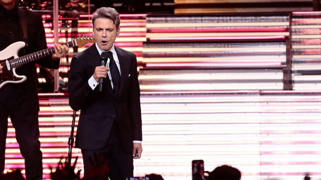 Luis Miguel dio el primero de sus diez conciertos en Argentina ante un Movistar Arena lleno y eufórico.