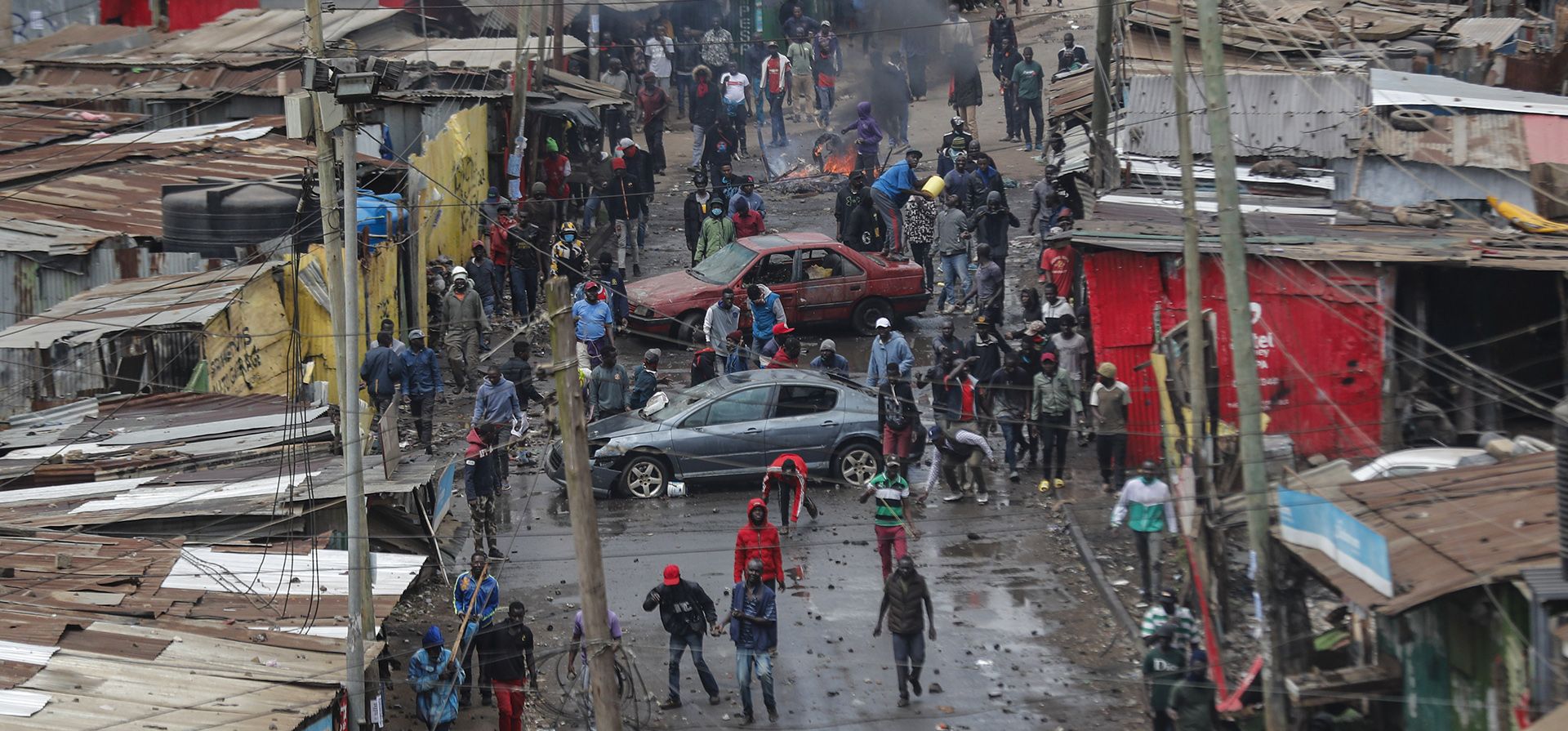 Los manifestantes arrojan piedras a la policía durante los enfrentamientos junto a una nube de gas lacrimógeno en el área de Kibera en Nairobi, Kenia, el miércoles 19 de julio de 2023. Los kenianos volvieron a protestar en las calles de la capital el miércoles contra los nuevos impuestos y el aumento del costo de vida. (Foto AP/Brian Inganga) Los manifestantes arrojan piedras a la policía durante los enfrentamientos junto a una nube de gas lacrimógeno en el área de Kibera en Nairobi, Kenia, el miércoles 19 de julio de 2023. Los kenianos volvieron a protestar en las calles de la capital el miércoles contra los nuevos impuestos y el aumento del costo de vida. (Foto AP/Brian Inganga)
