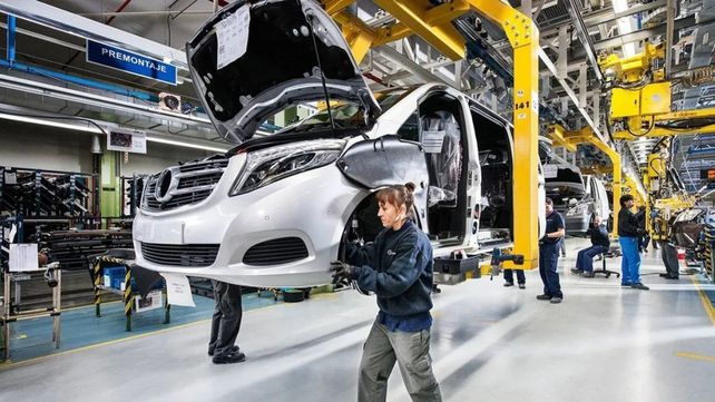 La empresa alemana Mercede Benz construirá una planta en Zárate que va a generar 500 nuevos empleos directos y más de 2 mil indirectos.&nbsp;