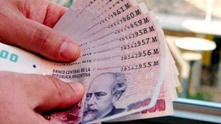 El gobierno oficializó este miércoles que el salario mínimo, vital y móvil será de $180.000 en el mes de febrero y de $202.800, desde marzo.&nbsp;