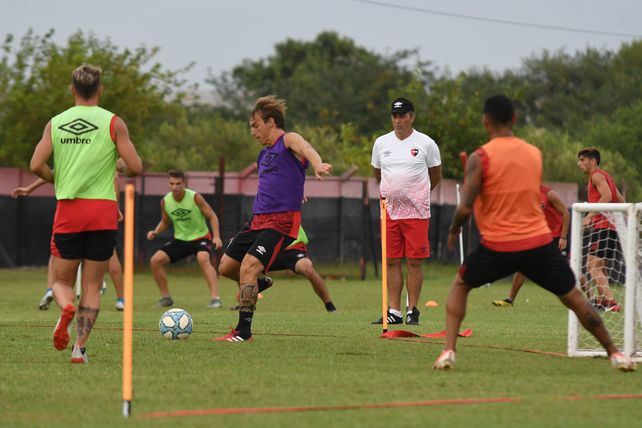 Kudelka sigue de cerca el entrenamiento de sus jugadores y marca los tiempos para el regreso de Cacciabue