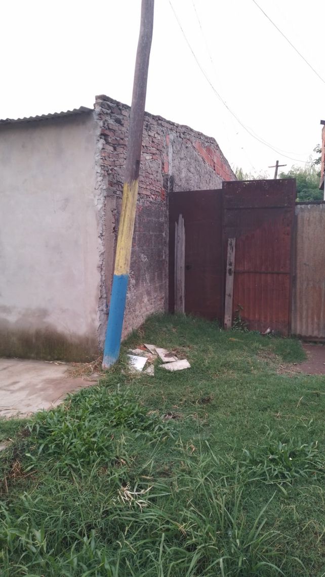 Se multiplican en Rosario los postes a punto de caer