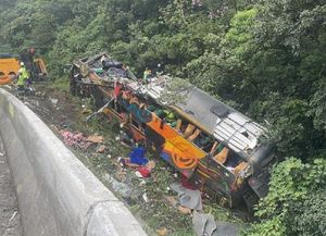 Al menos 21 personas murieron y más de 30 heridas tras el vuelco de un colectivo en Brasil