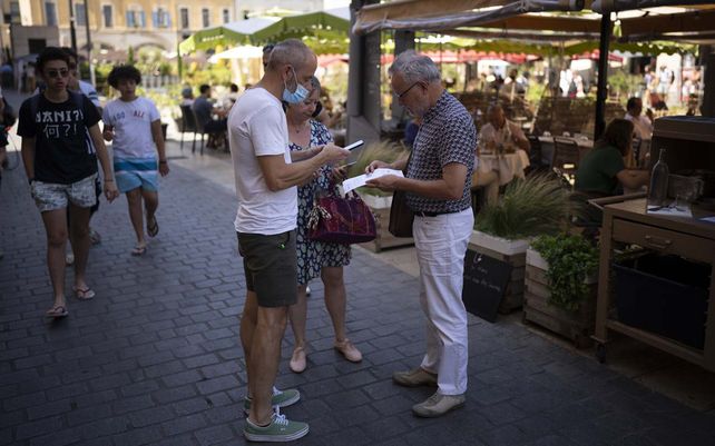 A partir de hoy los franceses deben mostrar un código QR que demuestre que tienen un pase especial de virus para disfrutar de restaurantes y cafés o viajar a través de el país.