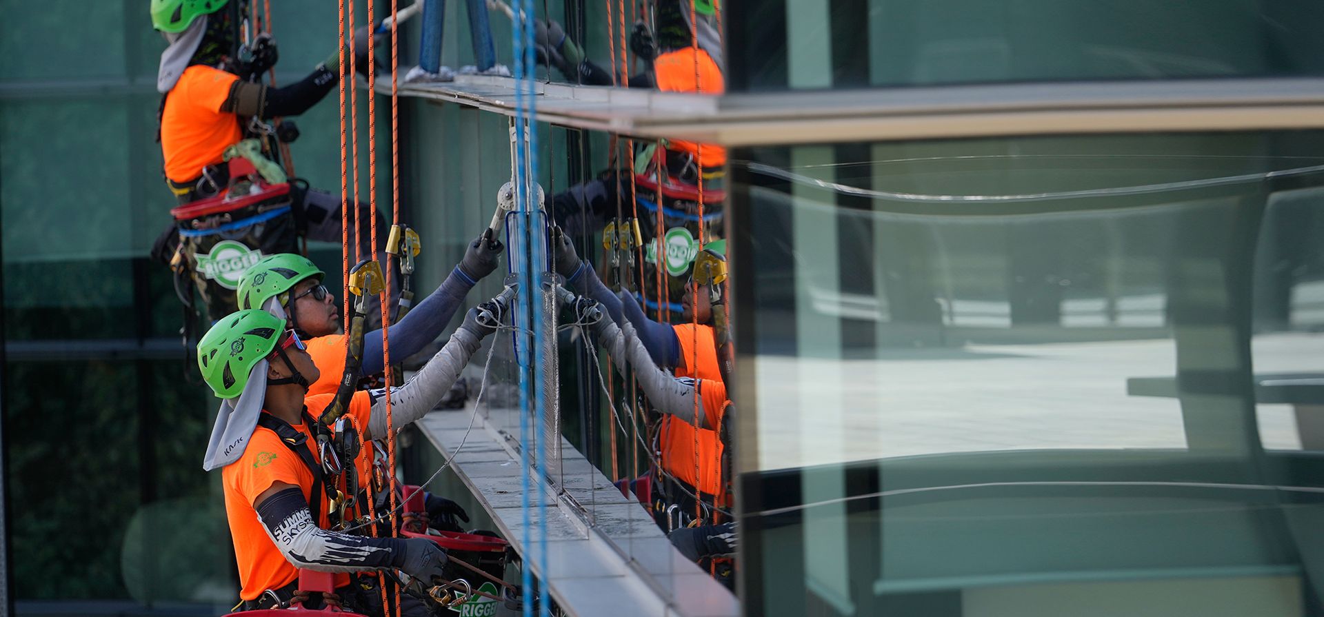 Trabajadores limpian las ventanas de un edificio en la sombra, en Milán, Italia, el miércoles 8 de julio de 2026. (Foto AP/Luca Bruno) Trabajadores limpian las ventanas de un edificio en la sombra, en Milán, Italia, el miércoles 8 de julio de 2026. (Foto AP/Luca Bruno)
