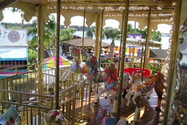 El carrusel tiene 104 caballos con movimiento ascendente y descendente.&nbsp;