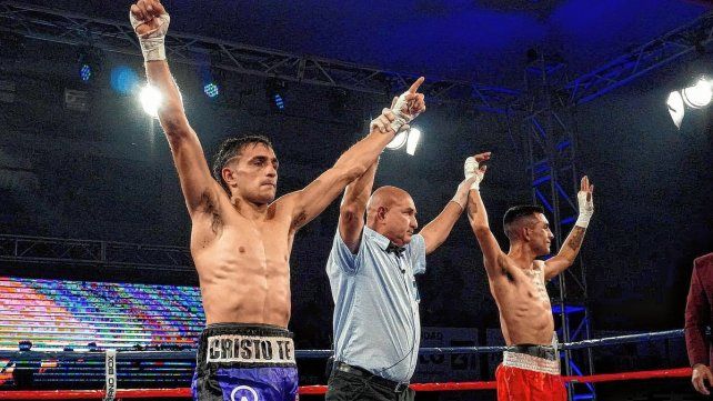 El santafesino Alexis Sicilia (izquierda) consiguió un empate ante el juninense Sebastián Anaya.