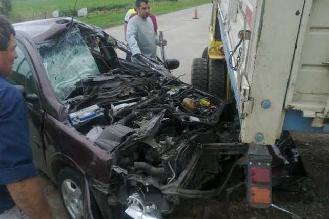 Grave accidente entre un camión y un auto frente al Protomédico
