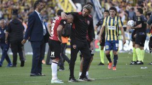 Gabriel Heinze consuela a Iván Gómez cuando la derrota en el Gigante quedó consumada.
