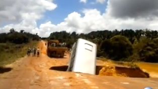 Un ómnibus fue tragado por un enorme cráter