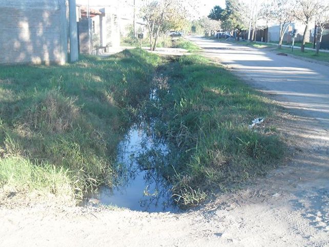 Barrio Policial: Arenales y La Pampa. La situación que se puede observar en la imagen anterior se repite en otro barrio. Los vecinos aseguran que presentaron una gran cantidad de reclamos ante la Municipalidad y aún esperan una respuesta.