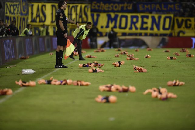 Carloni dijo que la AFA no puede suspenderle la cancha a Central por tirar muñequitos