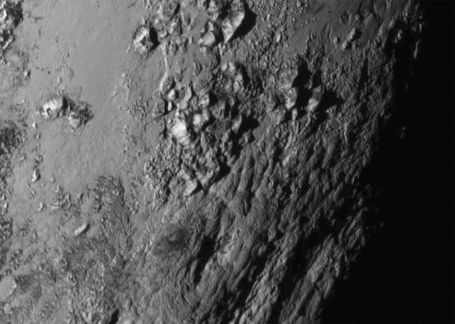 Impactante. Las montañas del planeta enano