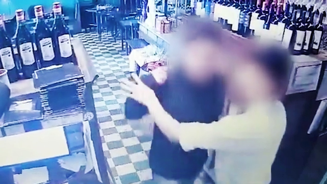 Captura de video: el irascible cliente arremete contra un mozo del resto bar Sunderland.