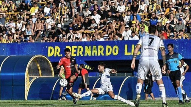 Colón viene aplicando la media inglesa: ganar como local y no perder en condición de visitante.