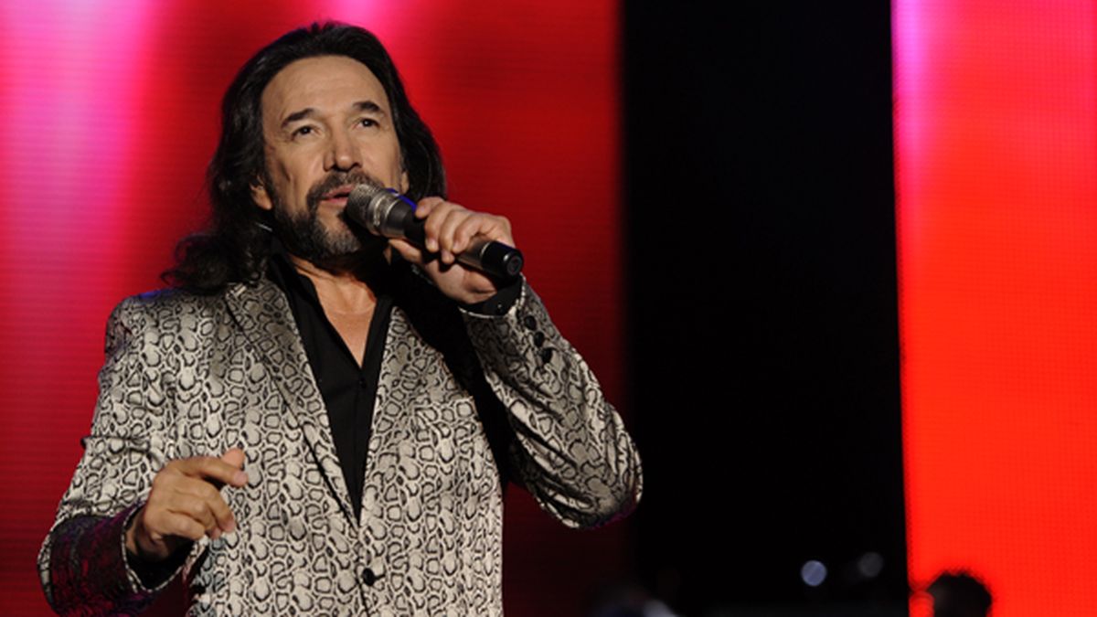 El rey azteca del romance cantó bajo la lluvia