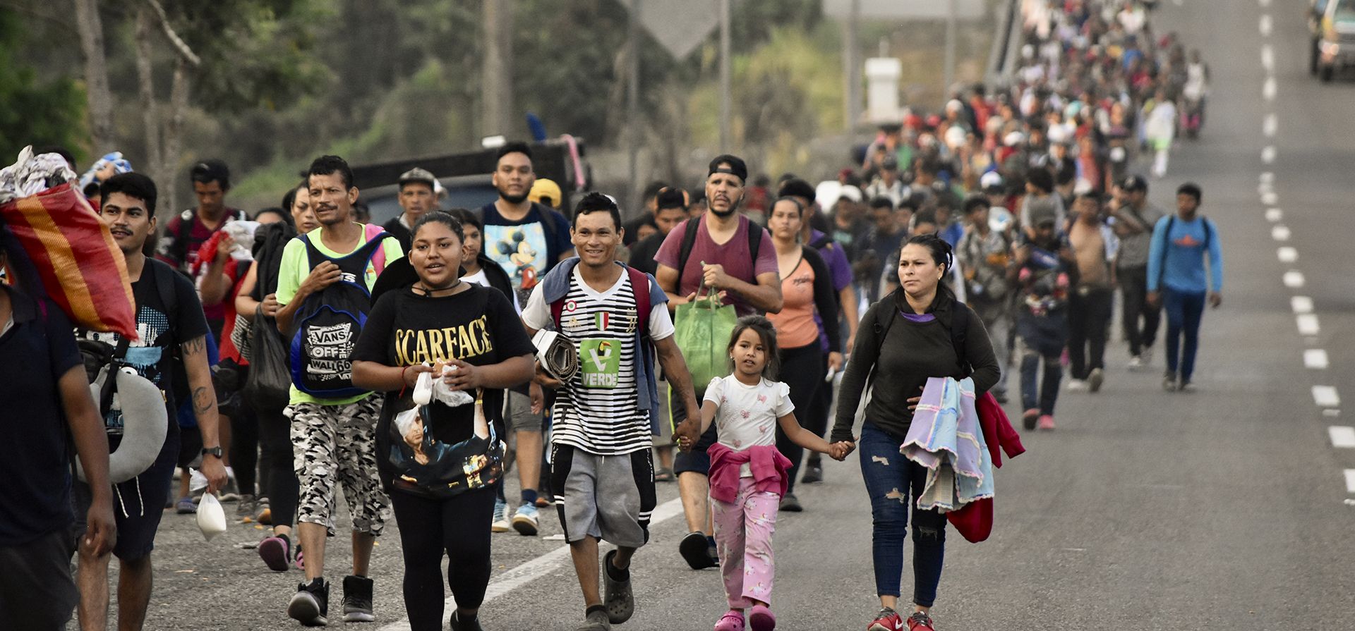 Migrantes marchan hacia Huehuetán, en el estado de Chiapas, México, el lunes 24 de abril de 2023. Alrededor de 3.000 iniciaron la caminata antes del amanecer en el segundo día de la marcha en protesta para pedir el final de los centros de detención de migrantes como el que se incendió el mes pasado, dejando 40 migrantes muertos. (AP Foto/Édgar H. Clemente)