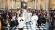 Una multitud de rosarinos despidió en la catedral al Papa Francisco