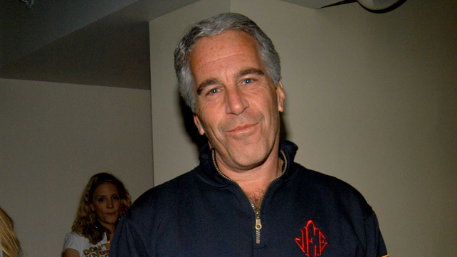 Jeffrey Epstein fue un financista multimillonario estadounidense declarado culpable de delitos sexuales y tráfico de personas.