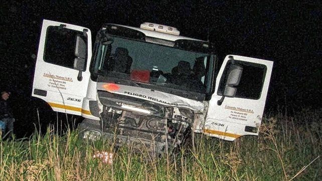 El trágico accidente sucedió esta madrugada. Un Renault Sandero chocó con un vehículo de transporte de combustibles. Confirmaron la identidad del gendarme.