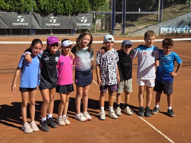 Los representantes de la Federación Santafesina de Tenis (FST) que próximamente disputarán el Nacional Sub 10 en Venado Tuerto.