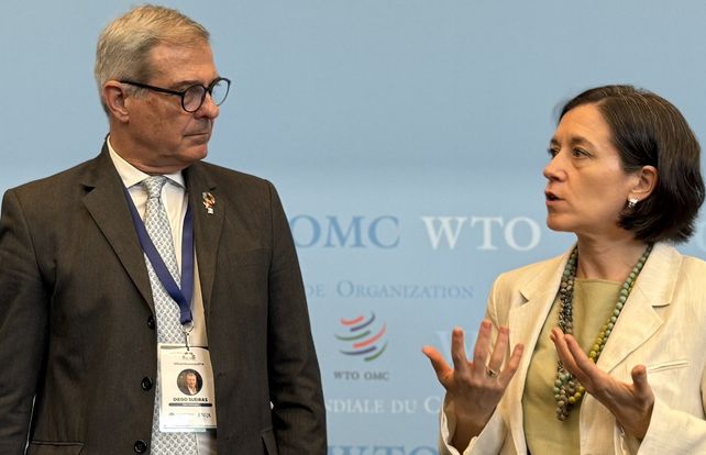 En junio de este año, una delegación organizada por la Fundación Nueva Generación Argentina (FNGA), integrada por miembros del Senado de la provincia de Santa Fe y acompañada por la Misión Permanente de Argentina ante los Organismos Internacionales en Ginebra, presentó en la Organización Mundial del Comercio (OMC) su rechazo respecto de la utilización del criterio ILUC como herramienta regulatoria para clasificar materias primas agrícolas. FNGA señaló que, al basarse en modelos que estiman efectos indirectos y no en mediciones directas del desempeño ambiental de cadenas productivas específicas, su aplicación puede generar incertidumbre regulatoria y afectar el comercio internacional. En este sentido, planteó la necesidad de avanzar hacia criterios de sostenibilidad verificables y medibles, como la trazabilidad, la no deforestación y la intensidad de carbono.