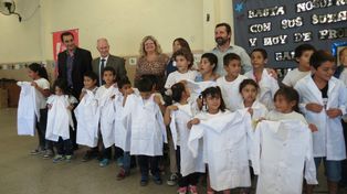 Autoridades entregaron guardapolvos en la escuela Padre Catena de la capital provincial