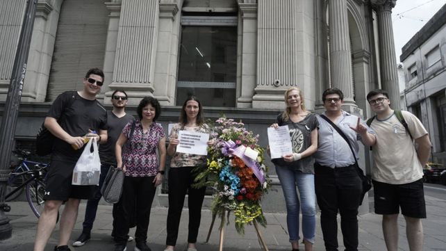 Militantes del Partido Libertario de Santa Fe frente a la delegación de Afip donde pusieron una coronal de flores para despedir al organismo disuelto por Javier Milei.
