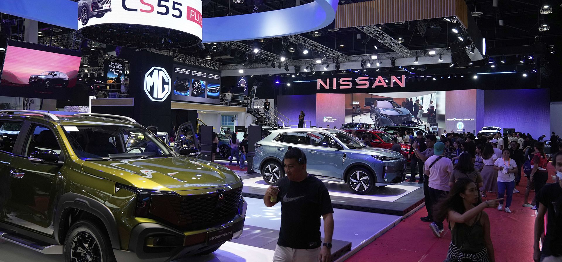 Asistentes al Salón Internacional del Automóvil de Manila observan los nuevos modelos, en la ciudad de Pasay, Filipinas, el viernes 11 de abril de 2025. (Foto AP/Aaron Favila) Asistentes al Salón Internacional del Automóvil de Manila observan los nuevos modelos, en la ciudad de Pasay, Filipinas, el viernes 11 de abril de 2025. (Foto AP/Aaron Favila)