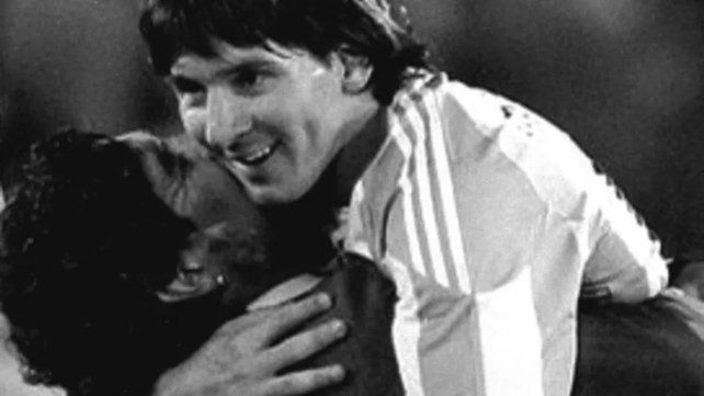 Lionel Messi y su foto en blanco y negro con Diego Armando Maradona durante el Mundial de Sudáfrica 2010.